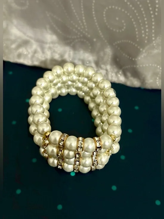 Beautiful Four-row Faux Pearl Stretch Bracelet with Gold & Crystal Accents - Picture 8 of 11